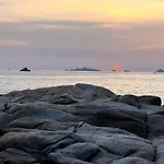 Cabanon Sur La Plage Vue Sur Les Sanguinaires