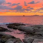Cabanon Sur La Plage Vue Sur Les Sanguinaires