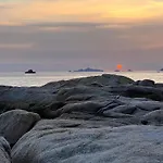 Cabanon Sur La Plage Vue Sur Les Sanguinaires